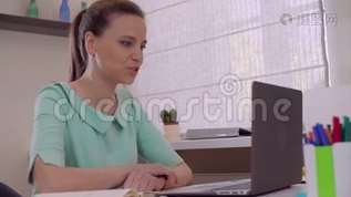 女性通过互联网进行远程会议mov格式视频下载_正版视频编号1903735-摄图网