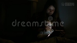 儿子和母亲在床上玩触摸垫游戏的特写镜头。 业余娱乐。mov格式视频下载_正版视频编号2956358-摄图网