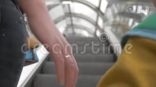 母亲和儿子在乘坐自动扶梯时牵手mov格式视频下载_正版视频编号3181241-摄图网