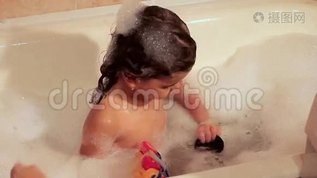 女孩用泡沫洗澡。 玩玩具。 睡前用水处理mov格式视频下载_正版视频编号1529489-摄图网