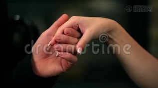 年轻人试图勾引美丽的女孩，握住她的手亲吻她mov格式视频下载_正版视频编号1229891-摄图网