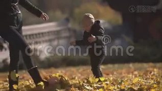 妈妈和小儿子在公园里的树叶里洗澡。mov格式视频下载_正版视频编号855919-摄图网