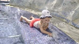 小女孩在玩水mov格式视频下载_正版视频编号1530008-摄图网