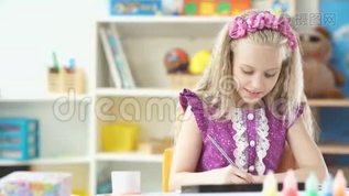 小学女生画画。 女孩在另一边换彩色铅笔。mov格式视频下载_正版视频编号3182151-摄图网