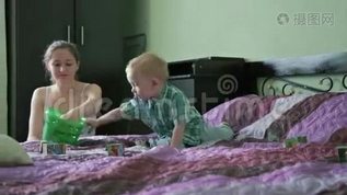 妈妈和儿子在床上玩得开心mov格式视频下载_正版视频编号1680881-摄图网