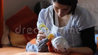 宝妈喂奶视频素材库