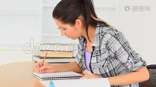 坐在桌边学习的学生mov格式视频下载_正版视频编号3407878-摄图网
