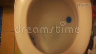 水冲式白色马桶，近距离射击mp4格式视频下载_正版视频编号408302-摄图网