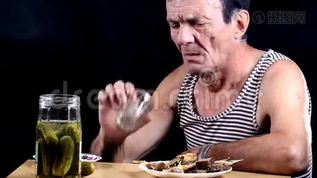 男人喝酒mov格式视频下载_正版视频编号3334272-摄图网