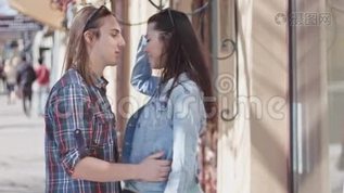 可爱的女孩和男孩留着长发在街上接吻mov格式视频下载_正版视频编号2130797-摄图网