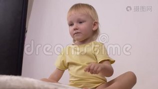 白种人小女孩金发碧眼看着笔记本电脑，女性，童年，放松mp4格式视频下载_正版视频编号1833212-摄图网