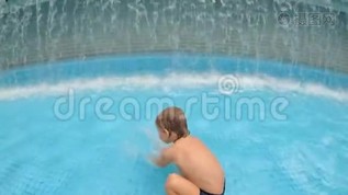 一个小男孩在公园的游泳池里玩的慢镜头mov格式视频下载_正版视频编号3110903-摄图网