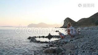 母亲和儿子在海水中玩耍mov格式视频下载_正版视频编号1758723-摄图网