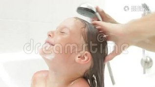 母亲和女儿享受洗澡时间mov格式视频下载_正版视频编号1085027-摄图网