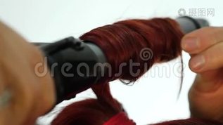专业美发师制作卷发，使用卷发棒.. 慢动作mp4格式视频下载_正版视频编号2735782-摄图网