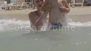 母亲和儿子在海中跳跃mov格式视频下载_正版视频编号2435234-摄图网