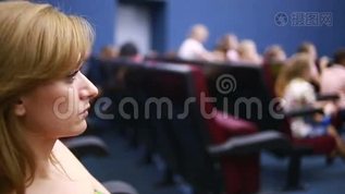 坐在剧院演讲的女人。 学校假期。mov格式视频下载_正版视频编号2962147-摄图网