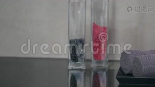 近距离观看女人的手，穿上盘子卷毛巾mov格式视频下载_正版视频编号416658-摄图网