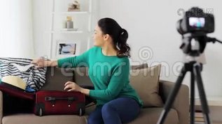 带着旅行包录制录像的女人mov格式视频下载_正版视频编号2284808-摄图网