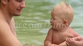 爸爸给他的宝贝女儿洗澡特写mov格式视频下载_正版视频编号1310698-摄图网