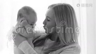 母亲和年幼的女儿站起来mov格式视频下载_正版视频编号2511214-摄图网