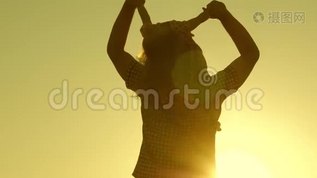 爸爸带着心爱的婴儿在日落时肩上走来走去。 小女儿和爸爸一起骑马mov格式视频下载_正版视频编号1760480-摄图网