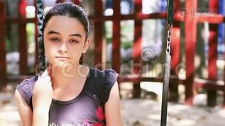 伤心的青春期女孩坐在秋千上mov格式视频下载_正版视频编号1535914-摄图网