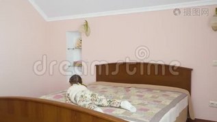 小女孩在家里睡觉mov格式视频下载_正版视频编号3337833-摄图网