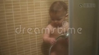 小男孩洗澡，浴室里有戏水mov格式视频下载_正版视频编号3113034-摄图网