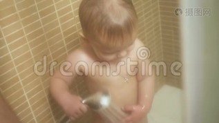 小男孩洗澡，浴室里有戏水mov格式视频下载_正版视频编号3262863-摄图网