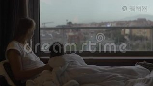 妈妈和儿子睡前mov格式视频下载_正版视频编号1761176-摄图网