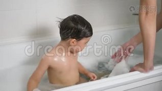 小男孩洗澡泡泡澡和妈妈mov格式视频下载_正版视频编号2134993-摄图网