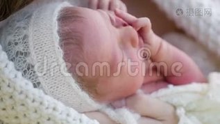 我妈妈抱着一个新生婴儿mov格式视频下载_正版视频编号2738140-摄图网