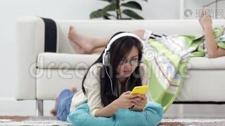 年轻的亚洲女人和年轻的男孩一起放松和听音乐mov格式视频下载_正版视频编号863495-摄图网
