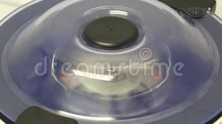 技师把血管放在离心机里。mov格式视频下载_正版视频编号3039357-摄图网