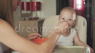 妈妈用勺子喂她的小儿子。 妈妈在家里给她可爱的孩子提供健康的食物。 快乐的小男孩mp4格式视频下载_正版视频编号2739368-摄图网