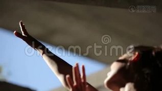 一位年轻的布鲁内特女士在享受mov格式视频下载_正版视频编号1388179-摄图网