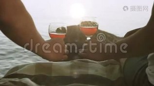 在阳光明媚的海边，粘着酒杯mov格式视频下载_正版视频编号3115048-摄图网