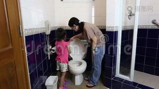 妈妈教她的孩子用厕所mov格式视频下载_正版视频编号1090240-摄图网