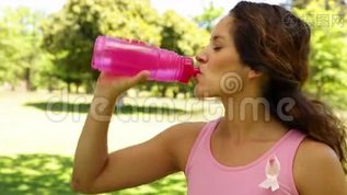 快乐的女人穿着粉红色的乳腺癌意识饮用水mov格式视频下载_正版视频编号1913906-摄图网