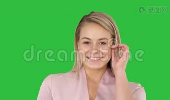绿色屏幕上一个微笑的金发女人的肖像，ChromaKey。视频下载-实拍视频-正版视频3341711-摄图网
