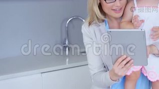 妈妈抱着孩子，用药片mov格式视频下载_正版视频编号1466956-摄图网