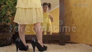小女孩穿着高跟鞋摔倒了。 镜子前的孩子穿着大鞋。 一个穿着黄色衣服的漂亮孩子在镜子前穿着衣服mov格式视频下载_正版视频编号3270789-摄图网