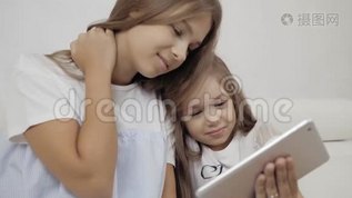 两个姐姐看着平板电脑，坐在沙发上玩游戏，小婴儿和成年妹妹mp4格式视频下载_正版视频编号3345963-摄图网