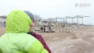 妈妈抱着一个小孩站在沙滩上mov格式视频下载_正版视频编号2445007-摄图网