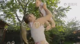 快乐的年轻妈妈抱着她的小儿子高高地站在果园里mov格式视频下载_正版视频编号3121452-摄图网