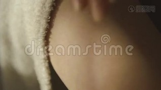 女人在腿上涂化妆霜mov格式视频下载_正版视频编号1694639-摄图网