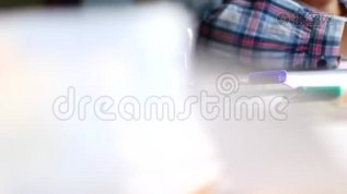 可爱的小女孩坐在她的桌子上，用蜡笔画画。mp4格式视频下载_正版视频编号412750-摄图网