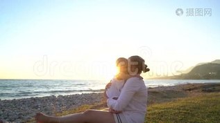 年轻的妈妈把小男孩扔到空中mov格式视频下载_正版视频编号3122084-摄图网