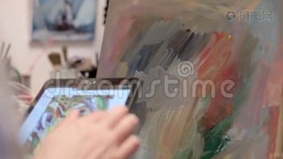 艺术家使用数码平板电脑在她的商店mov格式视频下载_正版视频编号2897558-摄图网